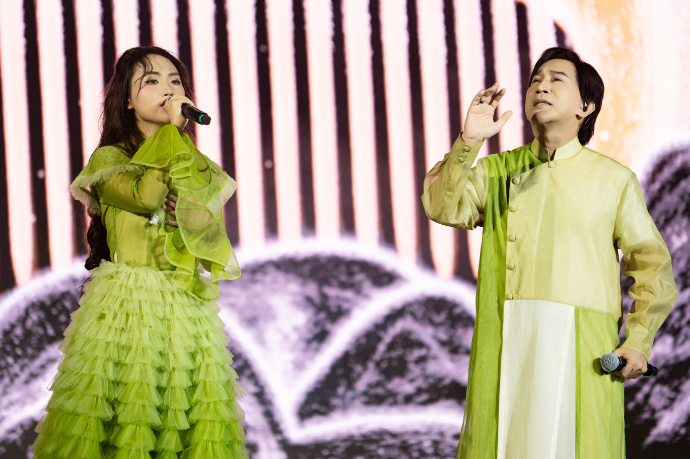 NSƯT Kim Tử Long cùng Phương Mỹ Chi song ca Chiếc lược ngà. Việc kết hợp vọng cổ trong ca khúc về tình cha con lấy chất liệu từ văn học tạo nhiều cảm xúc.