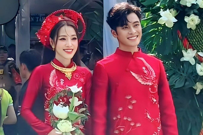 Gin Tuấn Kiệt và Puka rạng rỡ trong trang phục cưới truyền thống sáng 16/11. Chia sẻ về sự kiện cưới kéo dài từ đầu tháng 11, nam diễn viên nói anh không tổ chức nhiều hôn lễ để PR. Về phía Puka, cô chia sẻ tổ chức nhiều sẽ mệt nhưng bắt buộc để làm vui lòng gia đình. &quot;Thật sự rất ngại vì mời cưới bạn bè đến ba lần nhưng tôi không ngờ được mọi người yêu thương đến vậy&quot;, nữ diễn viên nói.