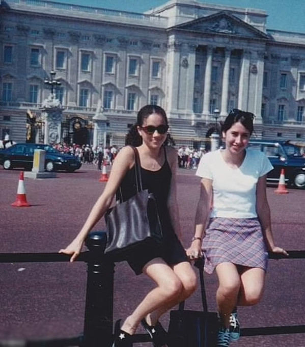 Ảnh Meghan Markle cùng bạn thân chụp ảnh trước Cung điện Buckingham năm 1996. Ảnh Meghan Markle cùng bạn thân chụp ảnh trước Cung điện Buckingham năm 1996.