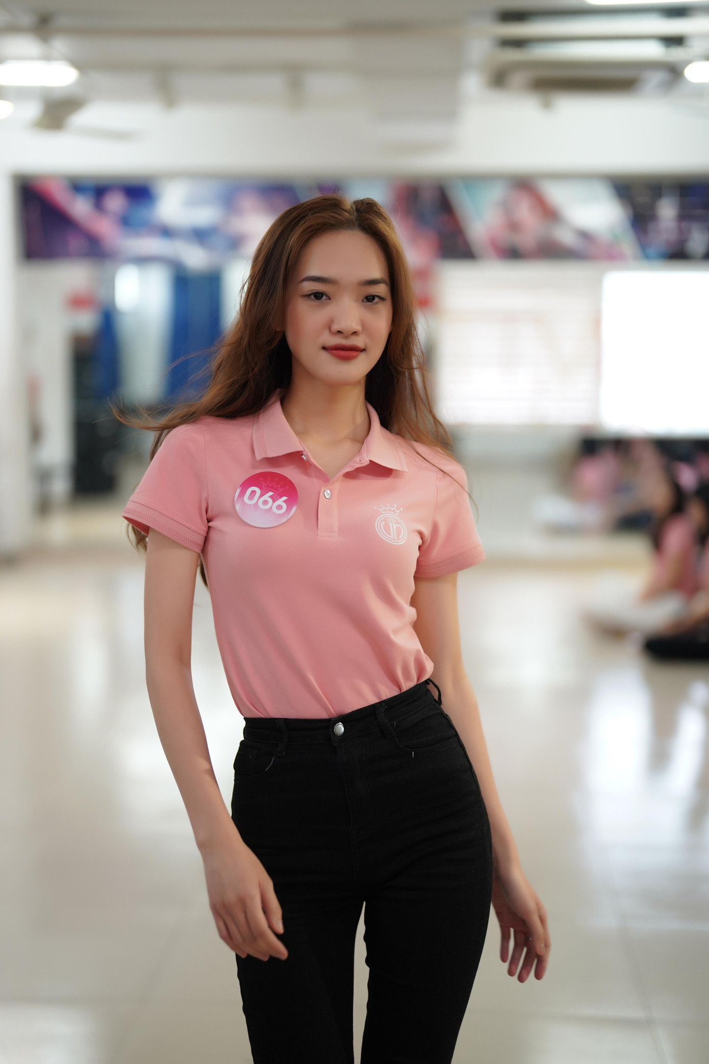 Sau khi được hướng dẫn cách giải phóng hình thể, bước đi sao cho uyển chuyển, các thí sinh tự do thể hiện phong cách cá nhân trong buổi huấn luyện.