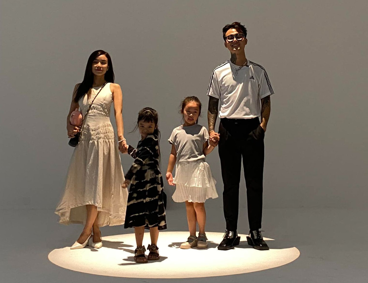 Đạt G đăng ảnh bên Cindy Lư và hai con gái.