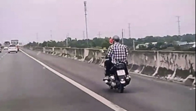 Xe máy chạy vào đường cao tốc TPHCM - Trung Lương.