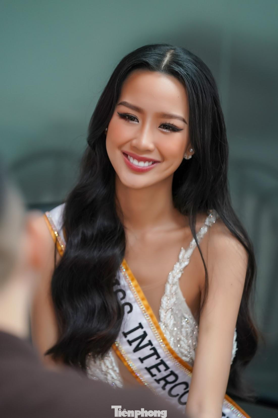 Khi được hỏi về danh xưng mới, Bảo Ngọc nói cô vẫn chưa quen với cái mác hoa hậu. &quot;Hiện tại Bảo Ngọc vẫn trong nhiệm kỳ Á hậu 1 Miss World Vietnam 2022. Tôi vẫn là Bảo Ngọc, không áp đặt mình vào danh xưng nào cả&quot;, cô tâm sự.