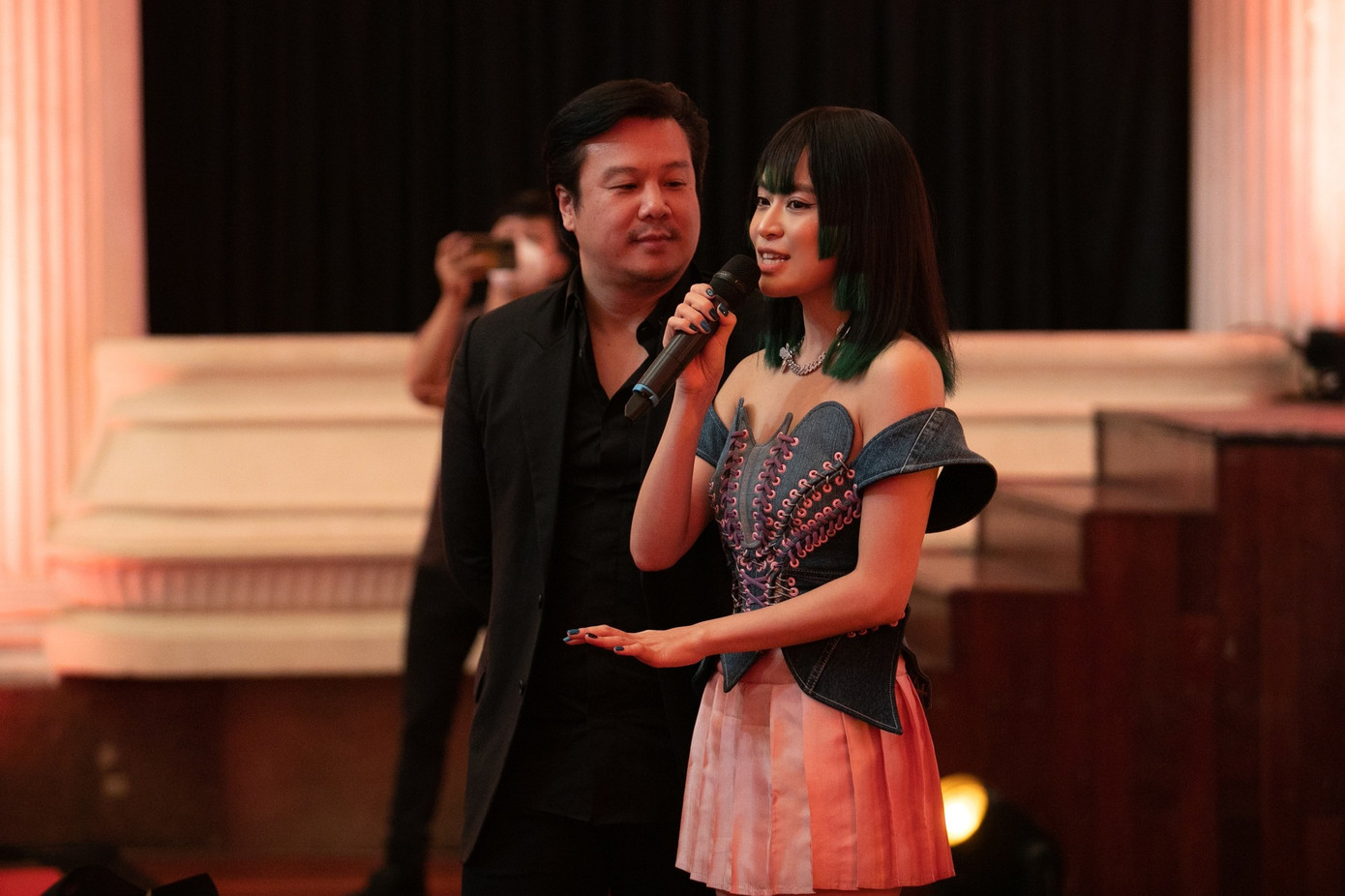 Trước vụ đối đáp trịch thượng, Hoàng Thùy Linh có sự nghiệp đang lên với sản phẩm âm nhạc thành công về tính thương mại, độ viral.