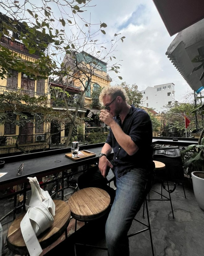 Nữ diễn viên Chiếc lá cuốn bay sang Việt Nam cùng chồng. Những địa điểm được vợ chồng Gypsy Keerati chú ý tới là Hồ Gươm, phố cổ Hà Nội...