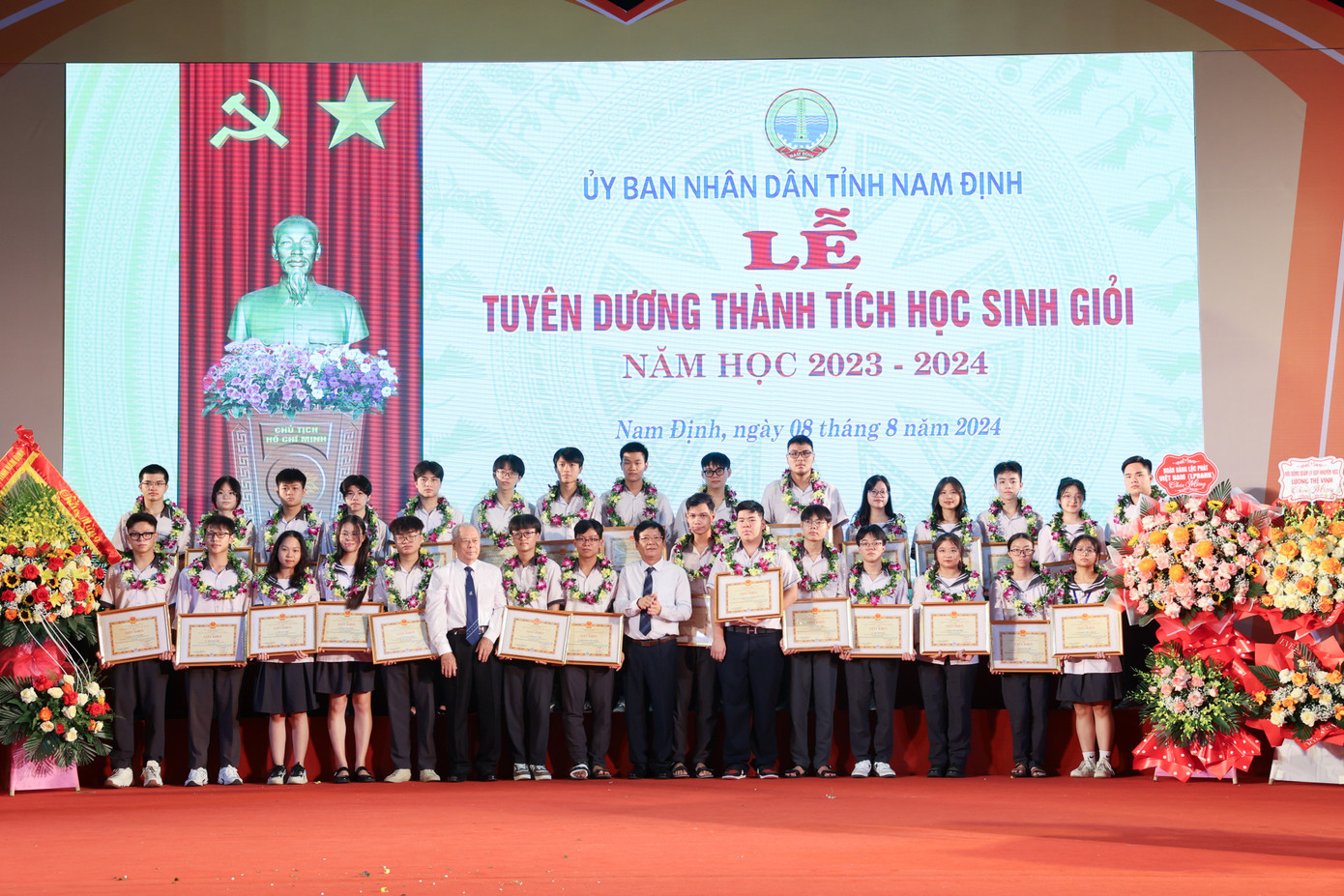 Lãnh đạo Sở Giáo dục và Đào tạo, Hội Khuyến học tỉnh tặng Giấy khen cho học sinh đạt giải Khuyến khích Kỳ thi chọn học sinh giỏi quốc gia và Vòng chung kết Quốc gia cuộc thi vô địch Tin học văn phòng thế giới 2024. Lãnh đạo Sở Giáo dục và Đào tạo, Hội Khuyến học tỉnh tặng Giấy khen cho học sinh đạt giải Khuyến khích Kỳ thi chọn học sinh giỏi quốc gia và Vòng chung kết Quốc gia cuộc thi vô địch Tin học văn phòng thế giới 2024.