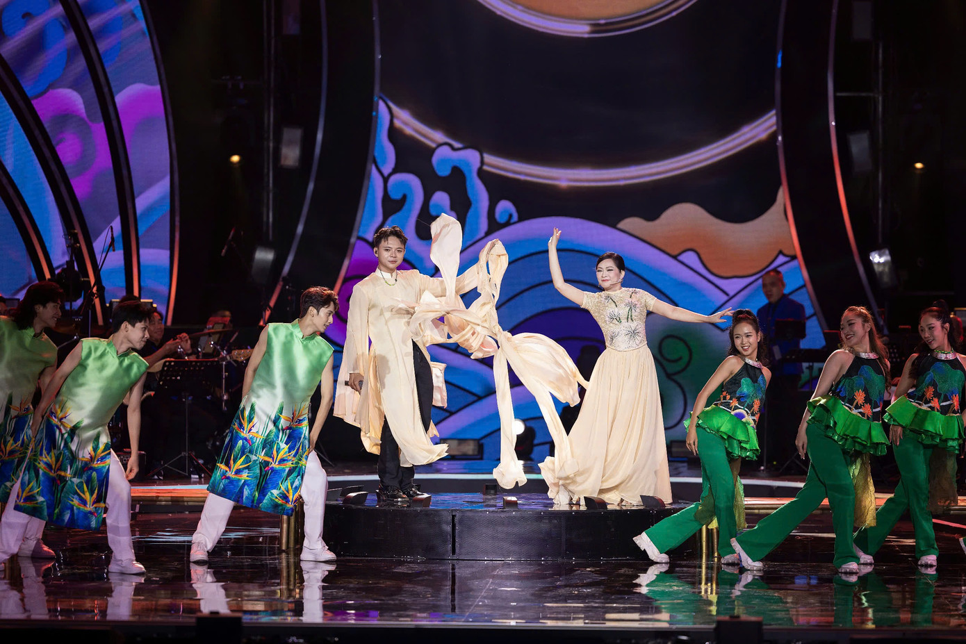 Như Quỳnh đổi mới khi kết hợp cùng Xuân Lân trong tiết mục. Phần rap của nam ca sĩ tạo ra bản phối lạ tai. Điểm nhấn của tiết mục là phần Như Quỳnh &quot;cởi áo cho nhau&quot; ở cuối ca khúc.