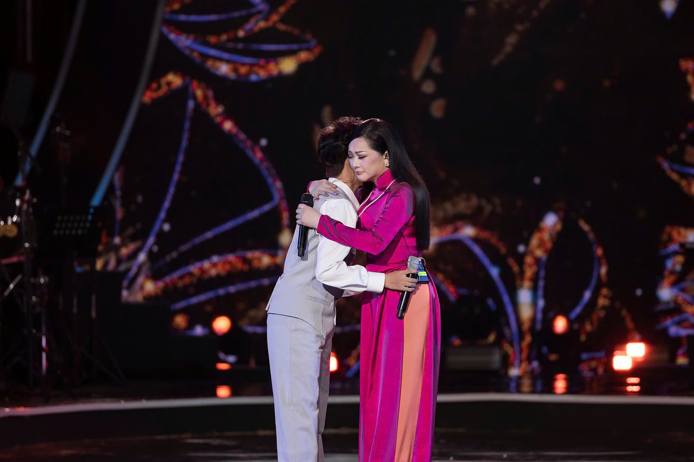 Trên sân khấu, Như Quỳnh nương theo giọng hát Hồ Văn Cường. Sự kết hợp của hai thế hệ nhận được nhiều tràng vỗ tay của khán giả.