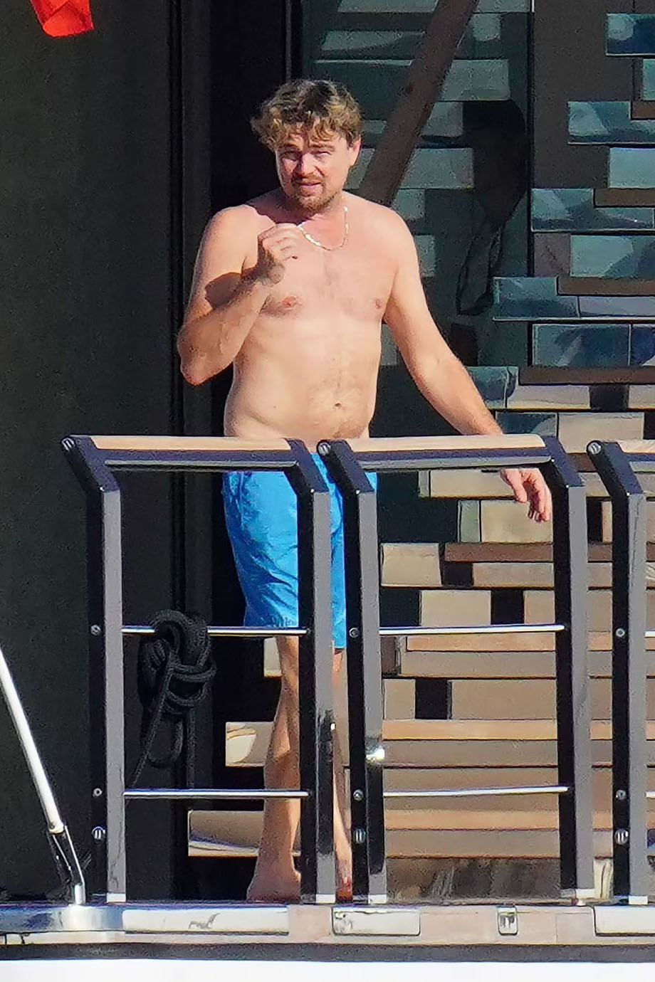 Ngoại hình tài tử Titanic ở tuổi 49. Ngoại hình tài tử Titanic ở tuổi 49.