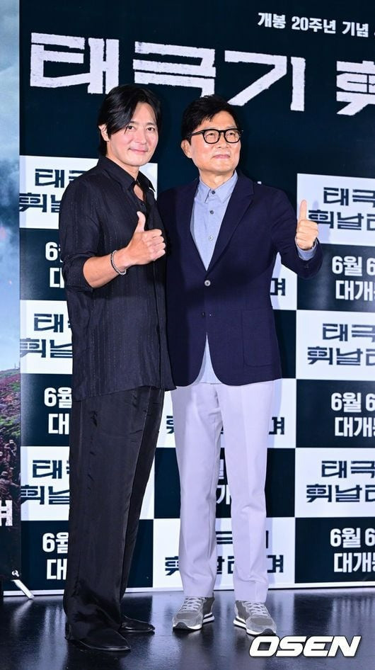 Tài tử Jang Dong Gun và đạo diễn Kang Je Gyu thể hiện sự tự hào khi kể về thành tích của Cờ Thái cực giương cao.