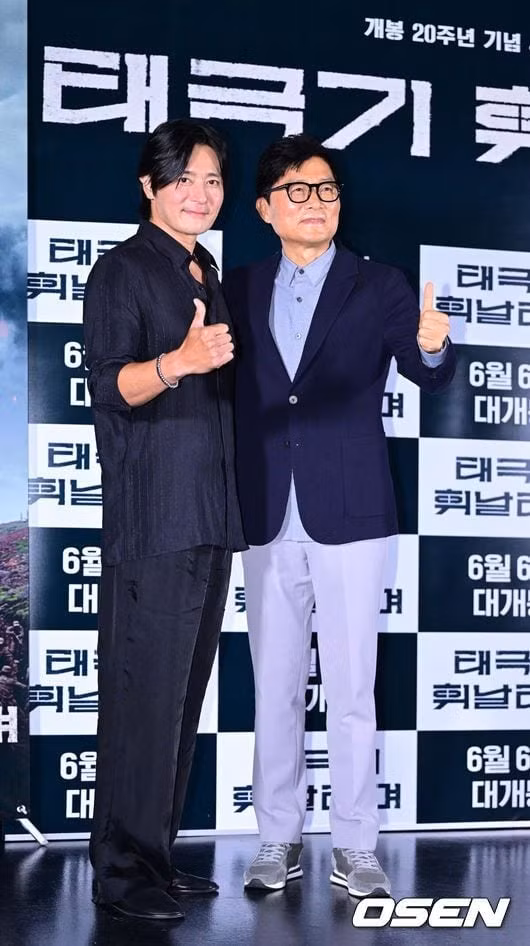Tài tử Jang Dong Gun và đạo diễn Kang Je Gyu thể hiện sự tự hào khi kể về thành tích của Cờ Thái cực giương cao.