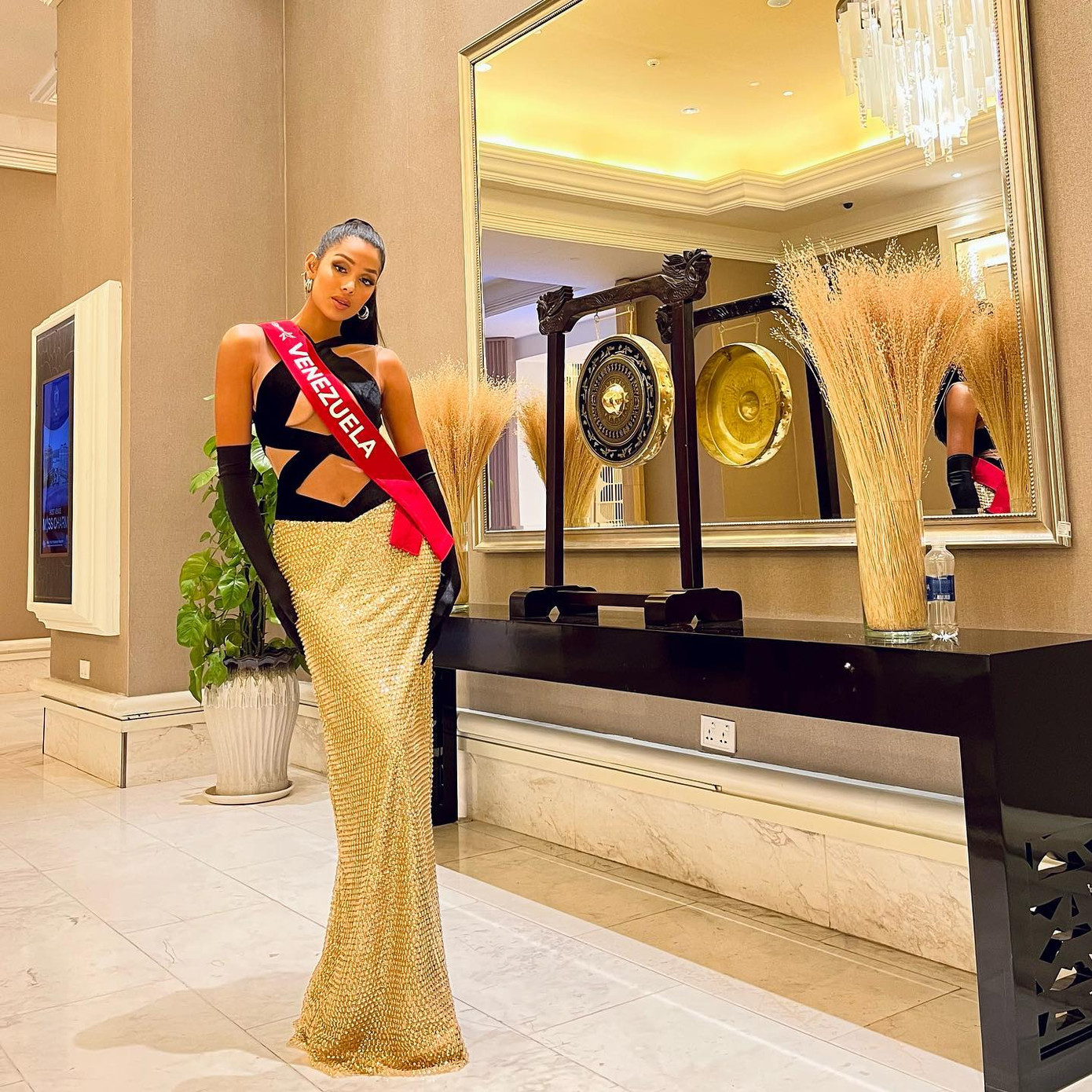 Lady Di Maria Mosquera Hernandez (thường được gọi là Lady Di) đang là cái tên gây chú ý khi sang Việt Nam tham gia cuộc thi quốc tế. Từ khi cuộc thi khởi động, cô gái đến từ Venezuela gây chú ý với chiều cao nổi bật 1,84 m.