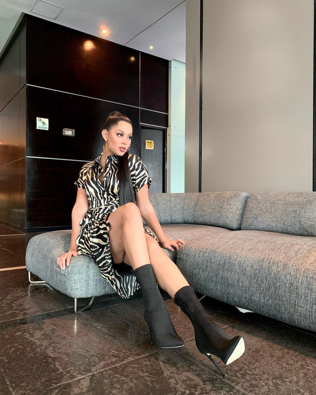 Lady Di còn được đánh giá cao nhờ phong cách thời trang đa dạng. Cô thường chọn trang phục tôn dáng, khoe đôi chân ấn tượng. Hiện cô gái 22 tuổi được xem là đối thủ nặng ký tại cuộc thi nhan sắc.