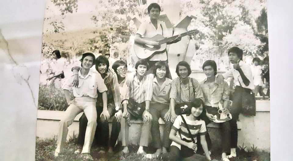 Ảnh Phước Sang và Phương Bình thời trẻ (hàng dưới, lần lượt thứ 4 và thứ 5 từ trái sang). Ảnh Phước Sang và Phương Bình thời trẻ (hàng dưới, lần lượt thứ 4 và thứ 5 từ trái sang).