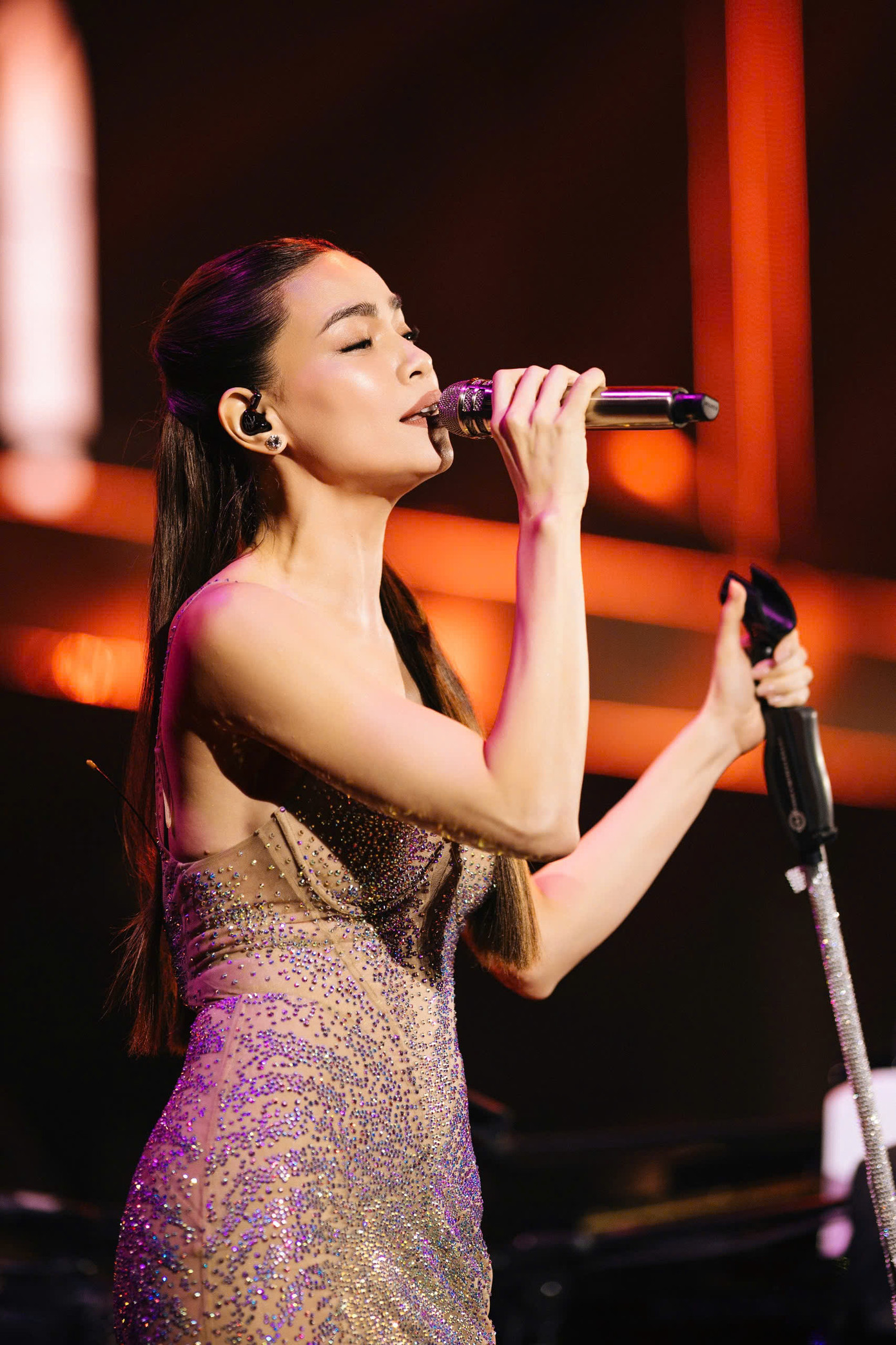 Hồ Ngọc Hà là khách mời cuối trong concert của Đức Trí. Cô xuất hiện với bộ váy hai dây đính sequins lộng lẫy. Trên sân khấu, Hồ Ngọc Hà mở đầu phần trình diễn với Đêm nghe tiếng mưa, một trong những ca khúc đầu tiên trong sự nghiệp nữ ca sĩ. &quot;Tôi may mắn khi có anh. Nếu không có Đức Trí ngày ấy sẽ không có Hồ Ngọc Hà hôm nay&quot;, cô chia sẻ.