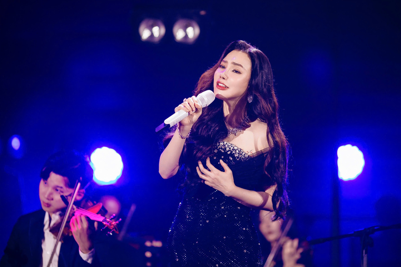 Hồ Quỳnh Hương chưa bao giờ làm khán giả thất vọng với giọng hát nội lực. Sân khấu vẫn lấp kín tới gần 12h, khán giả chờ sự xuất hiện của Hồ Quỳnh Hương và Hồ Ngọc Hà xuất hiện ở màn cuối. Nữ ca sĩ liên tục trưng trổ lợi thế giọng hát với những nốt cao khi thể hiện Ước mơ trong đời, Tôi tìm thấy tôi và Có nhau trọn đời. Đây là ba bản hit của Đức Trí mà theo nữ ca sĩ thì cô lời to, &quot;hốt trọn&quot;.