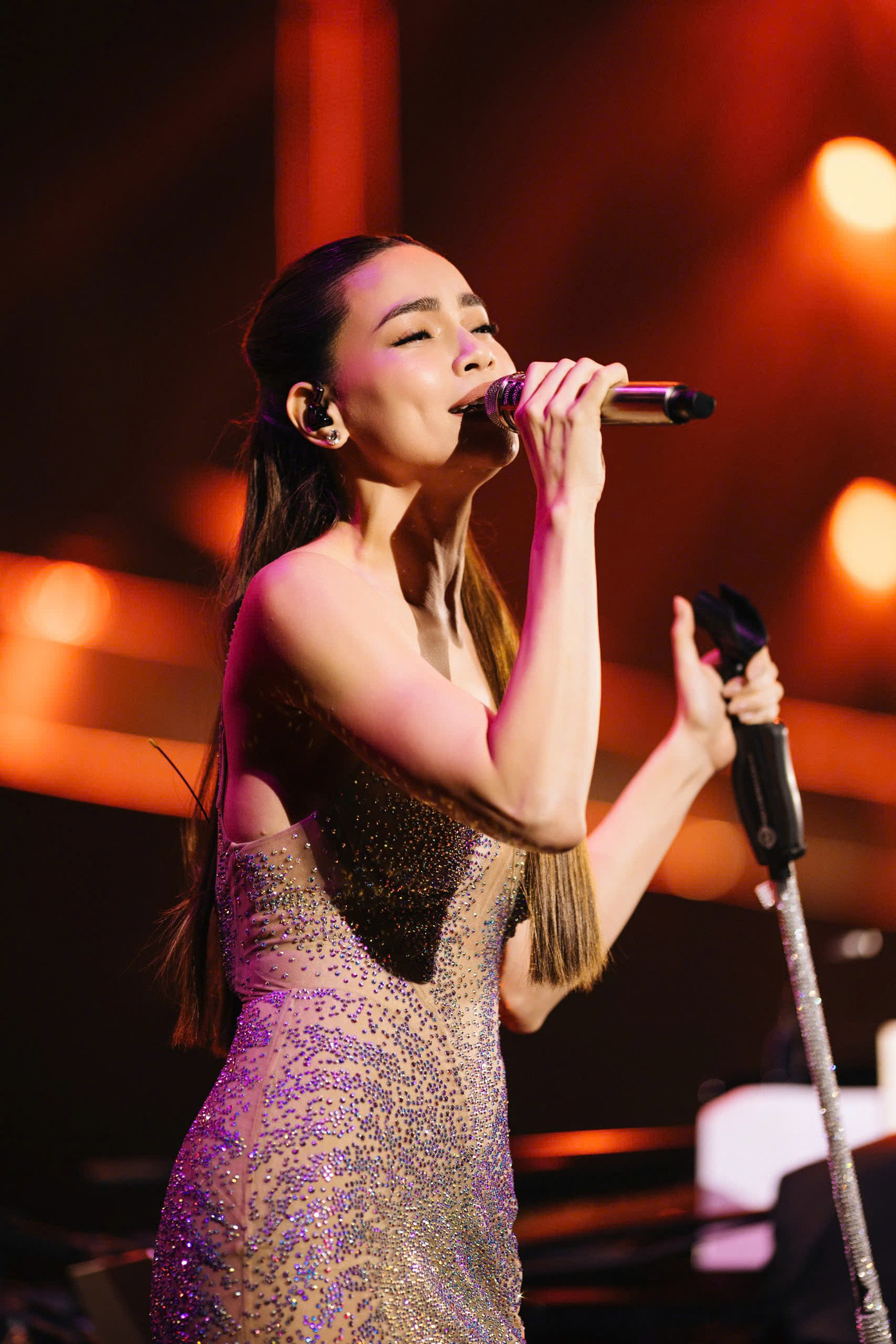 Hồ Ngọc Hà là khách mời cuối trong concert của Đức Trí. Cô xuất hiện với bộ váy hai dây đính sequins lộng lẫy. Trên sân khấu, Hồ Ngọc Hà mở đầu phần trình diễn với Đêm nghe tiếng mưa, một trong những ca khúc đầu tiên trong sự nghiệp nữ ca sĩ. &quot;Tôi may mắn khi có anh. Nếu không có Đức Trí ngày ấy sẽ không có Hồ Ngọc Hà hôm nay&quot;, cô chia sẻ.