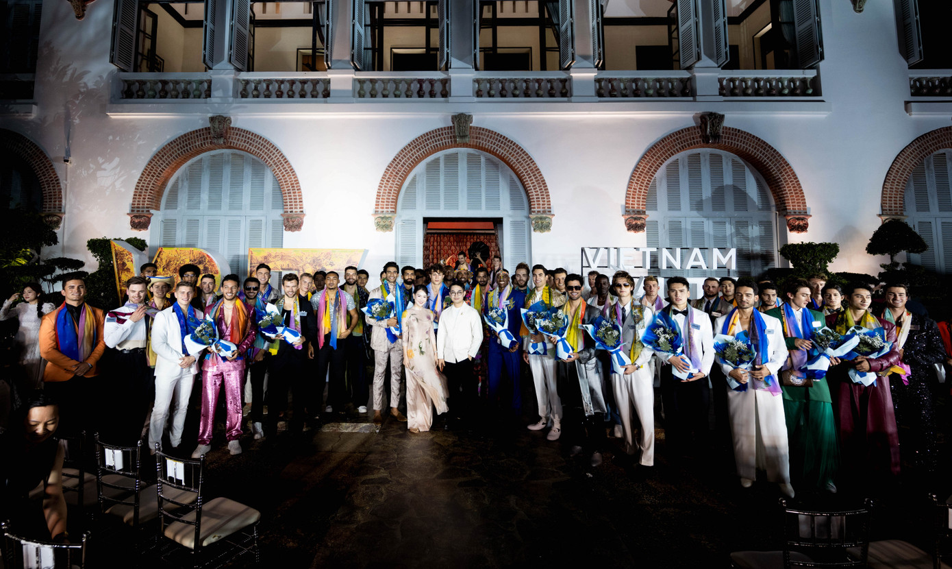 60 trai đẹp thế giới diễn trang phục truyền thống tại khu di tích lâu đời ở Vũng Tàu. 60 trai đẹp thế giới diễn trang phục truyền thống tại khu di tích lâu đời ở Vũng Tàu.