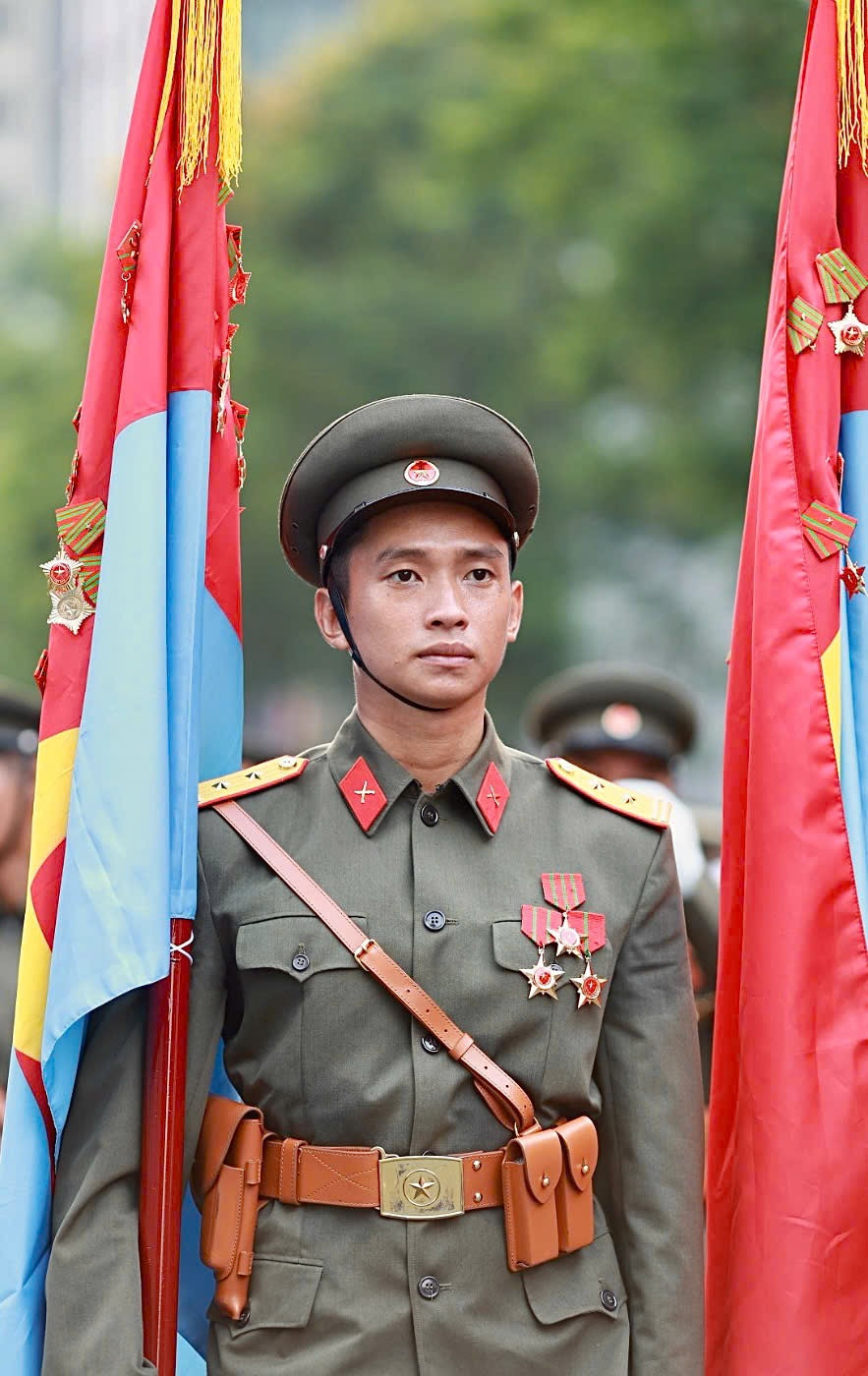 Hình ảnh nghiêm nghị của Thượng úy thuộc Khối sĩ quan đại diện 5 cánh quân trước giờ diễn ra diễu binh, diễu hành.