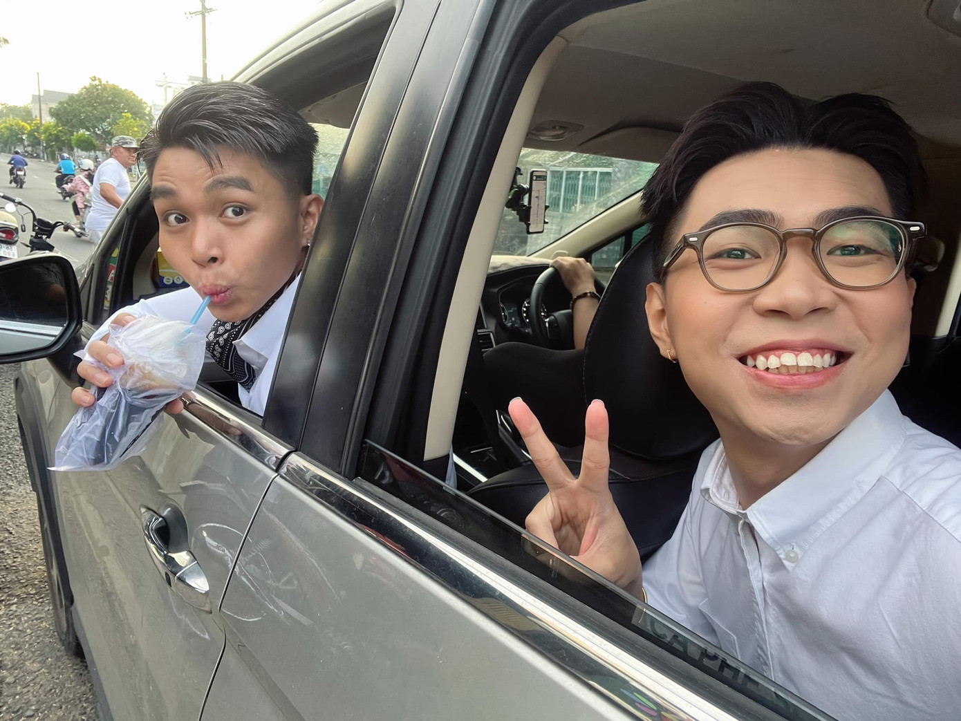 Jun Phạm và Minh Dự tranh thủ chụp ảnh trước giờ vào bưng tráp cho Gin Tuấn Kiệt hỏi cưới Puka.