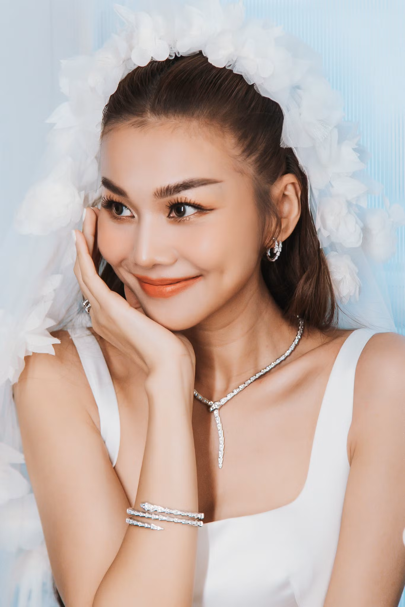 Sau tiệc cưới, Thanh Hằng cũng đăng lên trang cá nhân loạt ảnh diện váy trắng nổi bật.