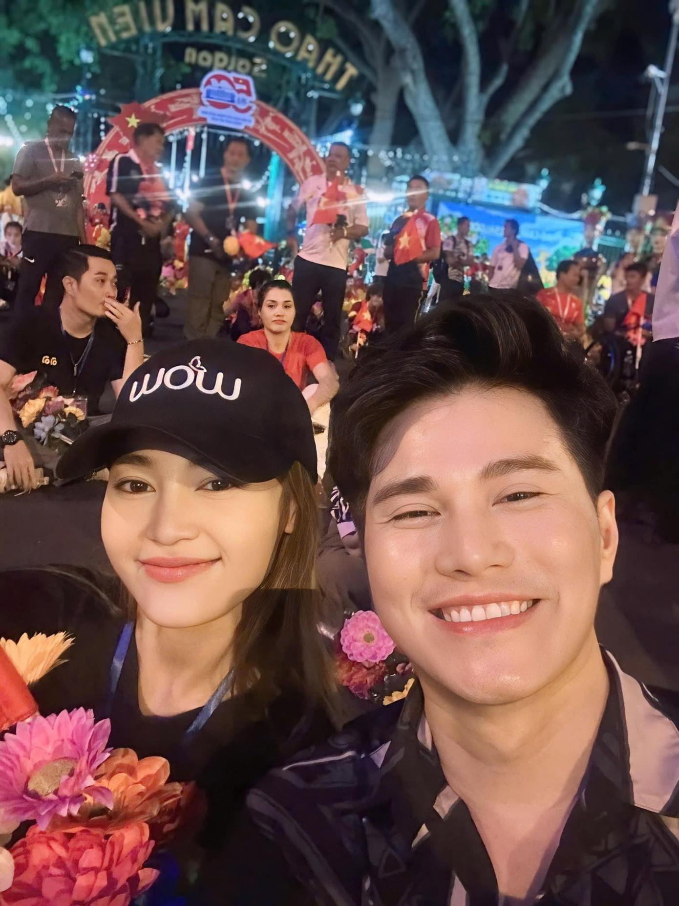 MC Mạnh Cường, Ninh Dương Lan Ngọc, Hoa hậu Thanh Thủy, Tiểu Vy ngồi bệt nghỉ ngơi quanh khu vực Dinh Độc Lập sau buổi hợp luyện diễu binh lần hai.