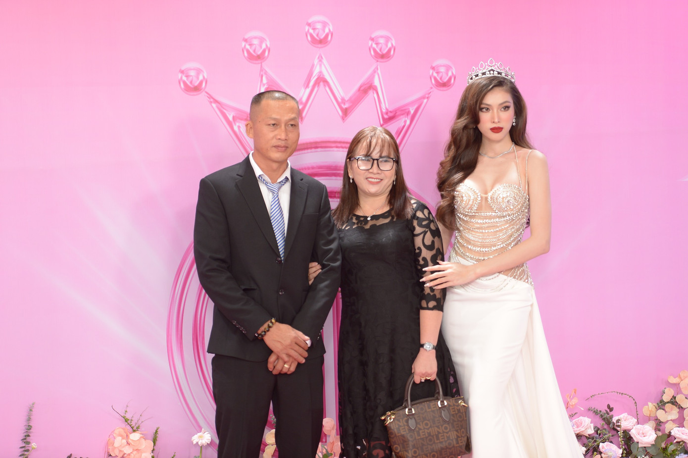 Giống với Hoa hậu Đỗ Thị Hà, Á hậu Ngọc Thảo được bố mẹ đến ủng hộ trong ngày cuối xuất hiện trước truyền thông với tư cách đương kim Á hậu Việt Nam.