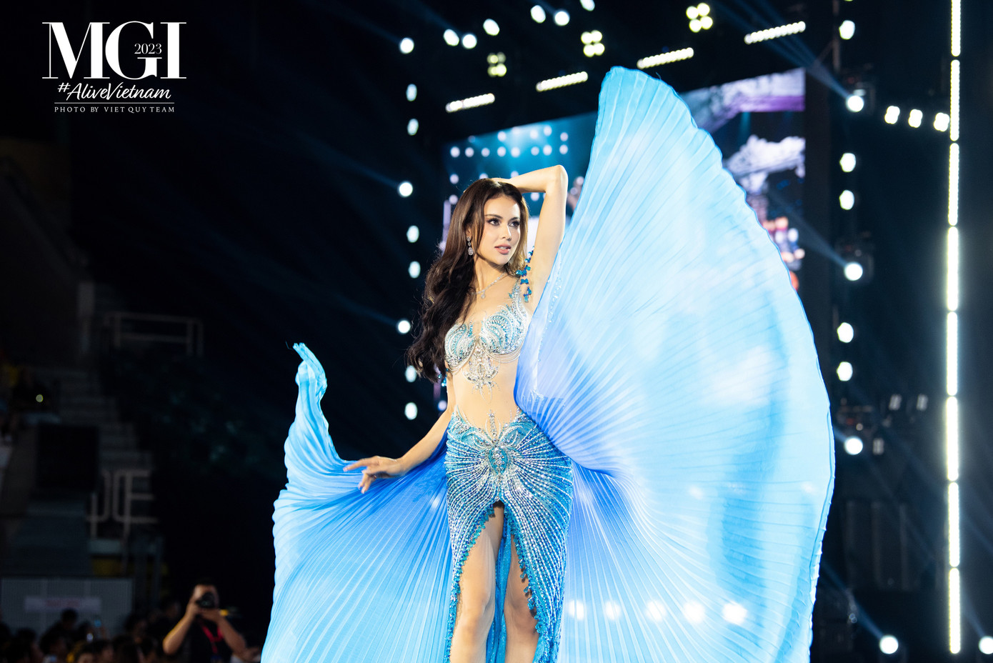 Đại diện Uzbekistan dự đoán 5 cô gái vào Top 5 là Myanmar, Peru, Colombia, Netherlands và Việt Nam. Người đẹp đến từ Uzbekistan nói mọi lựa chọn đều khó khăn vì các cô gái đều tự tin và nỗ lực suốt hành trình.