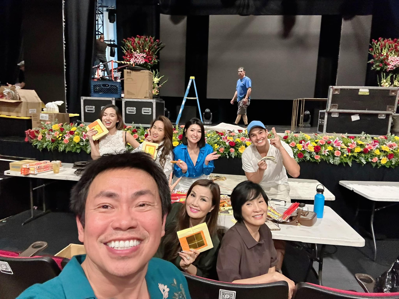 Nghệ sĩ Hoài Tâm cúng tổ nghề sân khấu tại Mỹ cùng nghệ sĩ Hồng Đào, diễn viên Baggio.