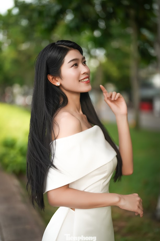 Thanh Thảo cho biết cô đạt chứng chỉ IELTS 7.5 lúc học lớp 11, ba năm học cấp 3 đều nằm trong top 10 của khối. Nhiều lúc, phụ huynh bạn cùng lớp khen cô là con nhà người ta. "Tôi ngại khi nghe những câu thế này. Nếu có người so sánh tôi với 'con nhà người ta', chắc chắn tôi rất áp lực. Nhưng mỗi người có điểm mạnh riêng, hãy xem đó là động lực để cố gắng từng ngày", cô nói thêm.