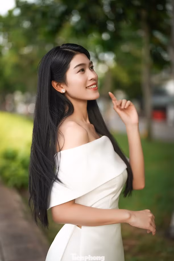 Thanh Thảo cho biết cô đạt chứng chỉ IELTS 7.5 lúc học lớp 11, ba năm học cấp 3 đều nằm trong top 10 của khối. Nhiều lúc, phụ huynh bạn cùng lớp khen cô là con nhà người ta. "Tôi ngại khi nghe những câu thế này. Nếu có người so sánh tôi với 'con nhà người ta', chắc chắn tôi rất áp lực. Nhưng mỗi người có điểm mạnh riêng, hãy xem đó là động lực để cố gắng từng ngày", cô nói thêm.