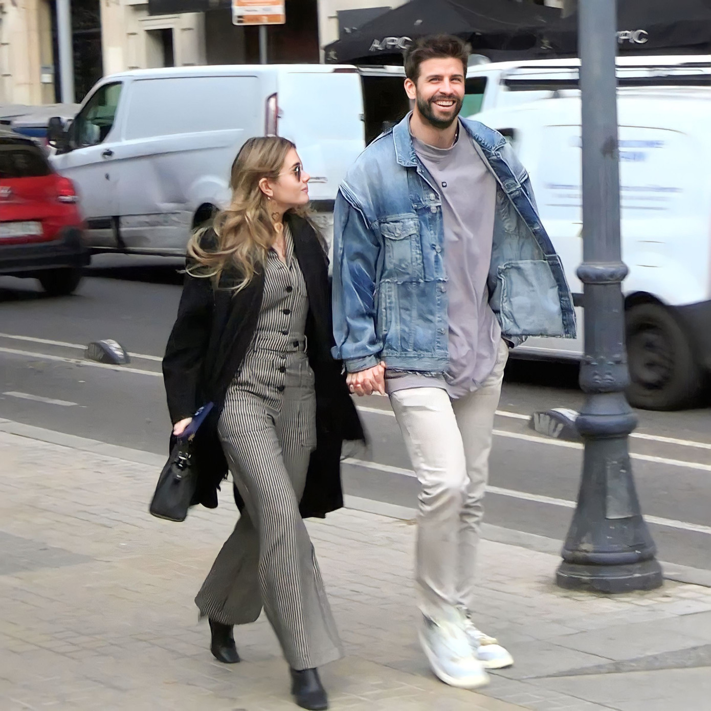 Pique và bạn gái dạo phố.