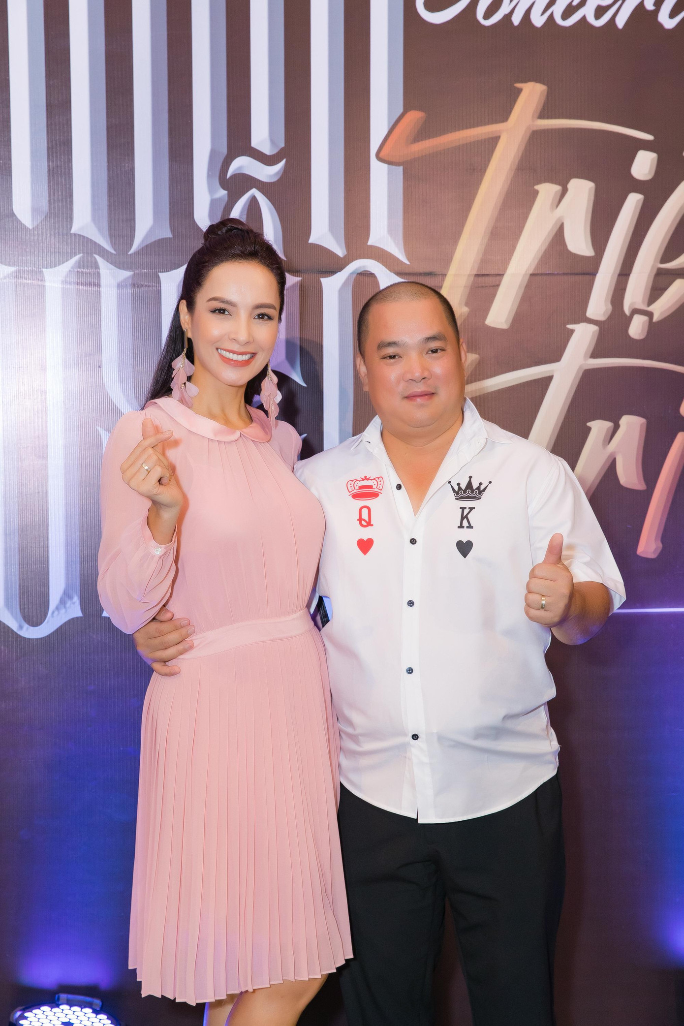 Vợ chồng Thúy Hạnh - Minh Khang, vợ chồng Vân Hugo có mặt từ sớm để thưởng thức đêm nhạc của Jimmii Nguyễn.