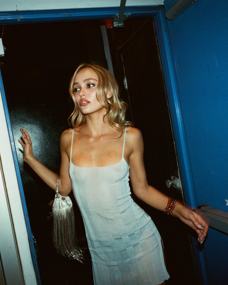 Trong phim, Lily-Rose Depp diện nhiều mẫu váy hai dây mỏng làm tôn lên vẻ gợi cảm. Mẫu váy có giá khoảng 497,1 USD.