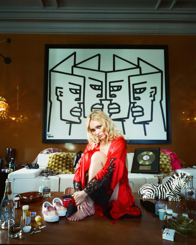 Chiếc áo choàng lụa của nhân vật Jocelyn được đặt may riêng từ nhà mốt Natasha Newton-Thomas. Mẫu váy lụa tương tự được thương hiệu nổi tiếng La Perla bày bán với giá 1.940 USD.