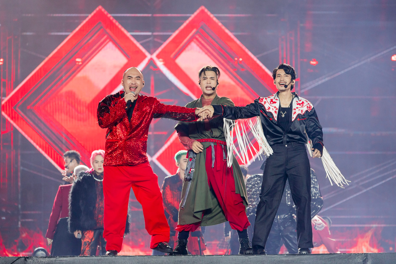 Ban tổ chức live concert khéo léo sắp xếp đội hình, để lần lượt từng nhóm anh tài có cùng tính cách biểu diễn. Phần trình diễn của Tiến Luật - Liên Bỉnh Phát và Trương Thế Vinh mang lại sự sôi động, hài hước và nhận được sự cổ vũ của người xem.