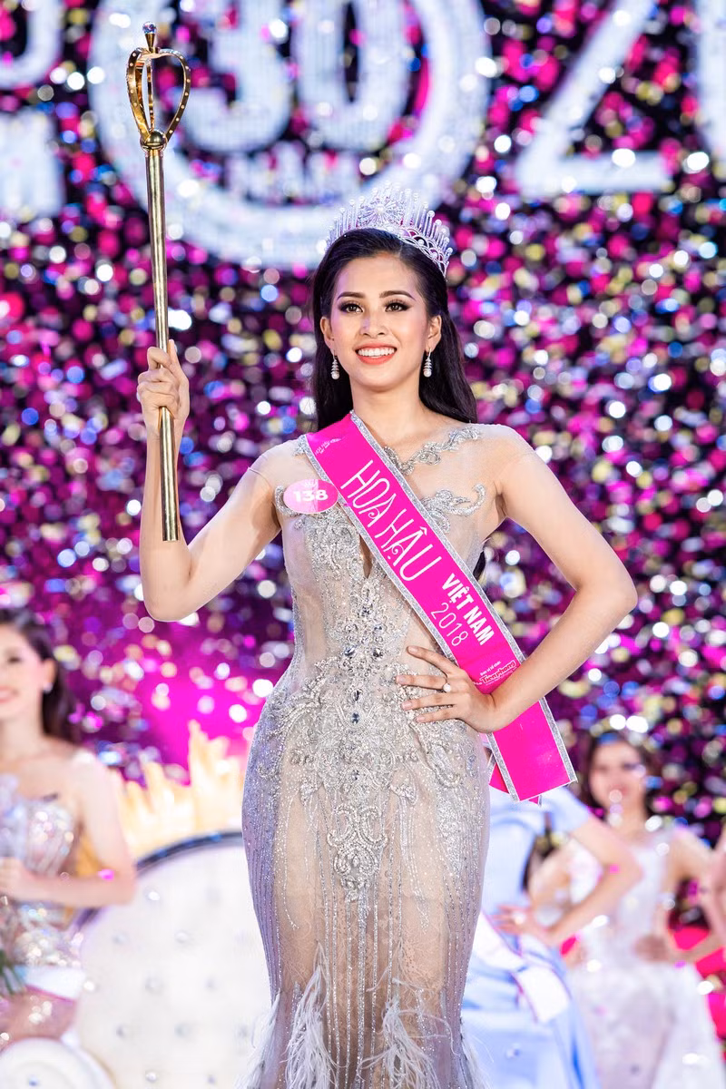 Tiểu Vy nhận nhiều bình luận ngưỡng mộ khi tham gia trào lưu flex với màn khoe đăng quang Hoa hậu Việt Nam - cuộc thi nhan sắc lâu đời nhất Việt Nam - ở tuổi 18. Người đẹp sinh năm 2000 còn khiến người hâm mộ "ghen tỵ" khi giao lưu, chụp ảnh cùng cựu danh thủ David Beckham.