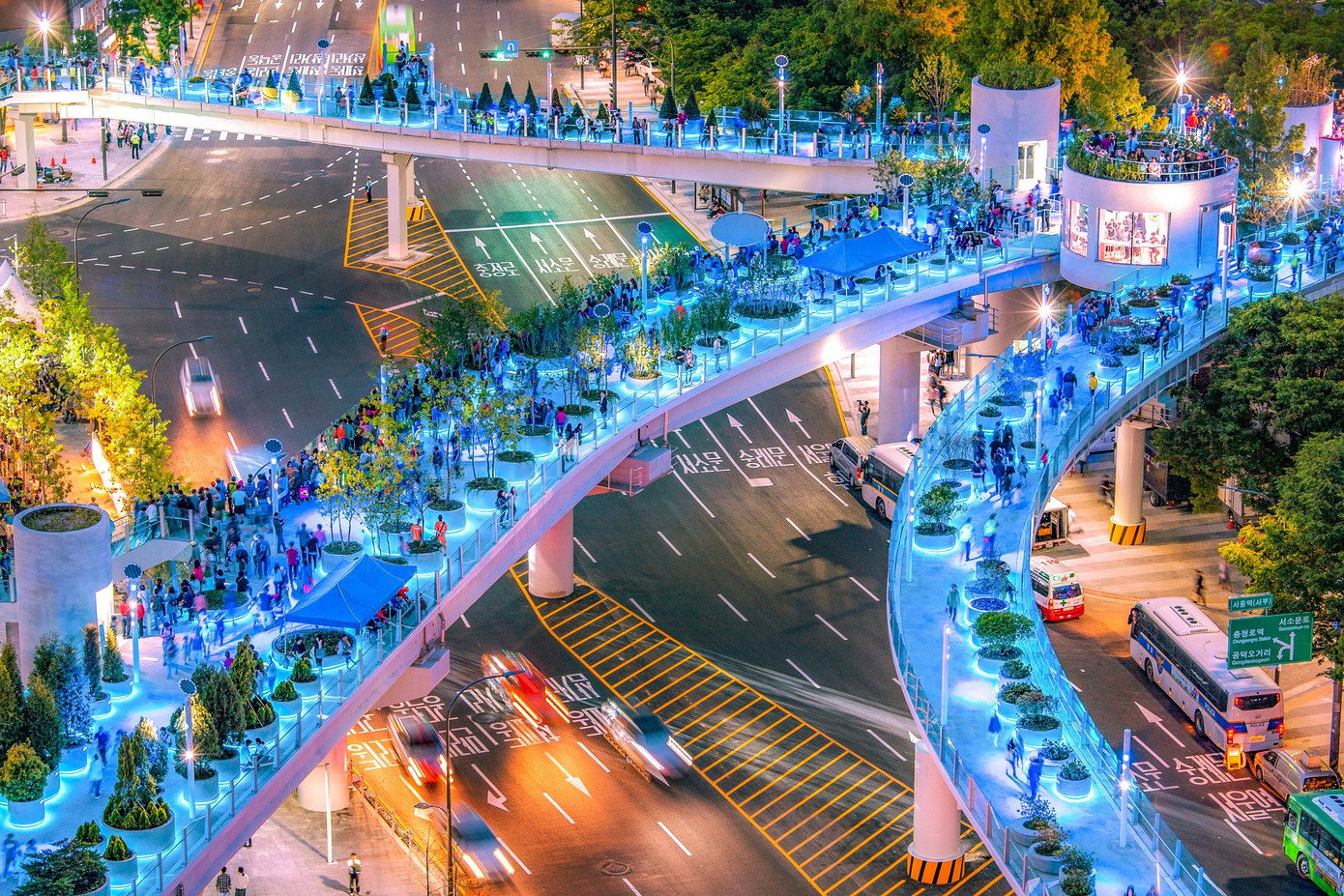 Thành phố không ngủ Seoul: Với sự phát triển của kinh tế, đô thị hóa và du lịch, thành phố không ngủ xuất hiện ngày càng nhiều. Khi du lịch Seoul, Hàn Quốc, du khách dễ dàng tìm đến những địa điểm sầm uất, tiêu biểu có đường đi bộ trên cao Seoullo 7017. Nằm cách mặt đất 17 m, đường đi bộ ấn tượng với ánh sáng xanh, nổi bật giữa phố đông đúc. Đường đi bộ với tổ hợp quán cà phê, sân vườn để phục vụ du khách 24/24.