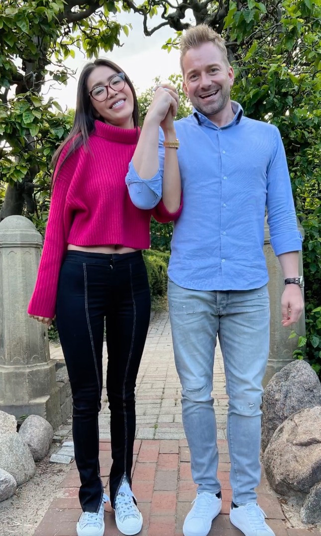 Minh Tú và Chris quen biết 10 năm trước khi quyết định cưới. Minh Tú và Chris quen biết 10 năm trước khi quyết định cưới.