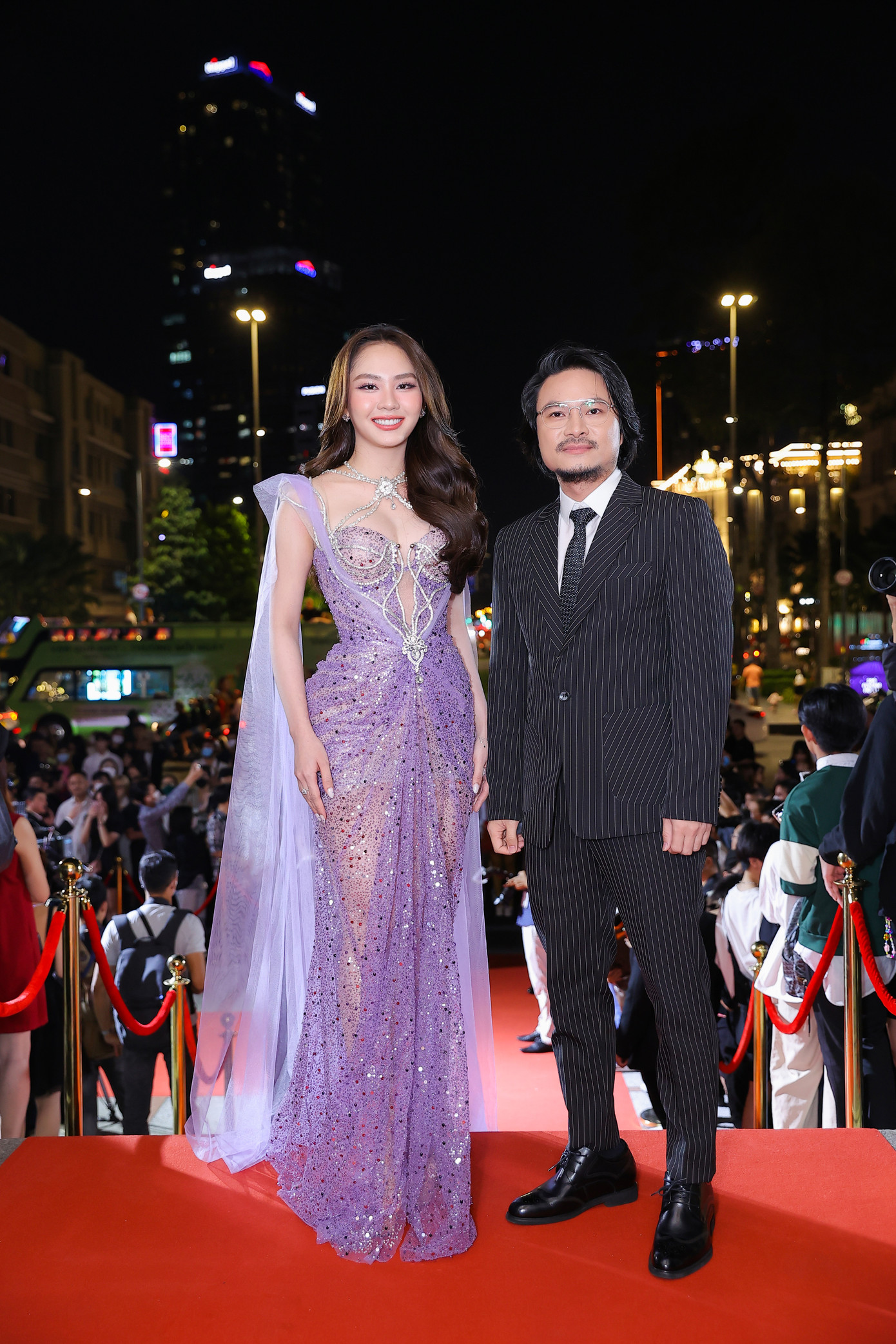 Hoa hậu Mai Phương dự thảm đỏ cùng đạo diễn Hoàng Nhật Nam. Đương kim Miss World Vietnam gây ấn tượng với bộ trang phục xuyên thấu, đính đá cầu kỳ, chi tiết vòng cổ nổi bật. Hoa hậu Mai Phương dự thảm đỏ cùng đạo diễn Hoàng Nhật Nam. Đương kim Miss World Vietnam gây ấn tượng với bộ trang phục xuyên thấu, đính đá cầu kỳ, chi tiết vòng cổ nổi bật.