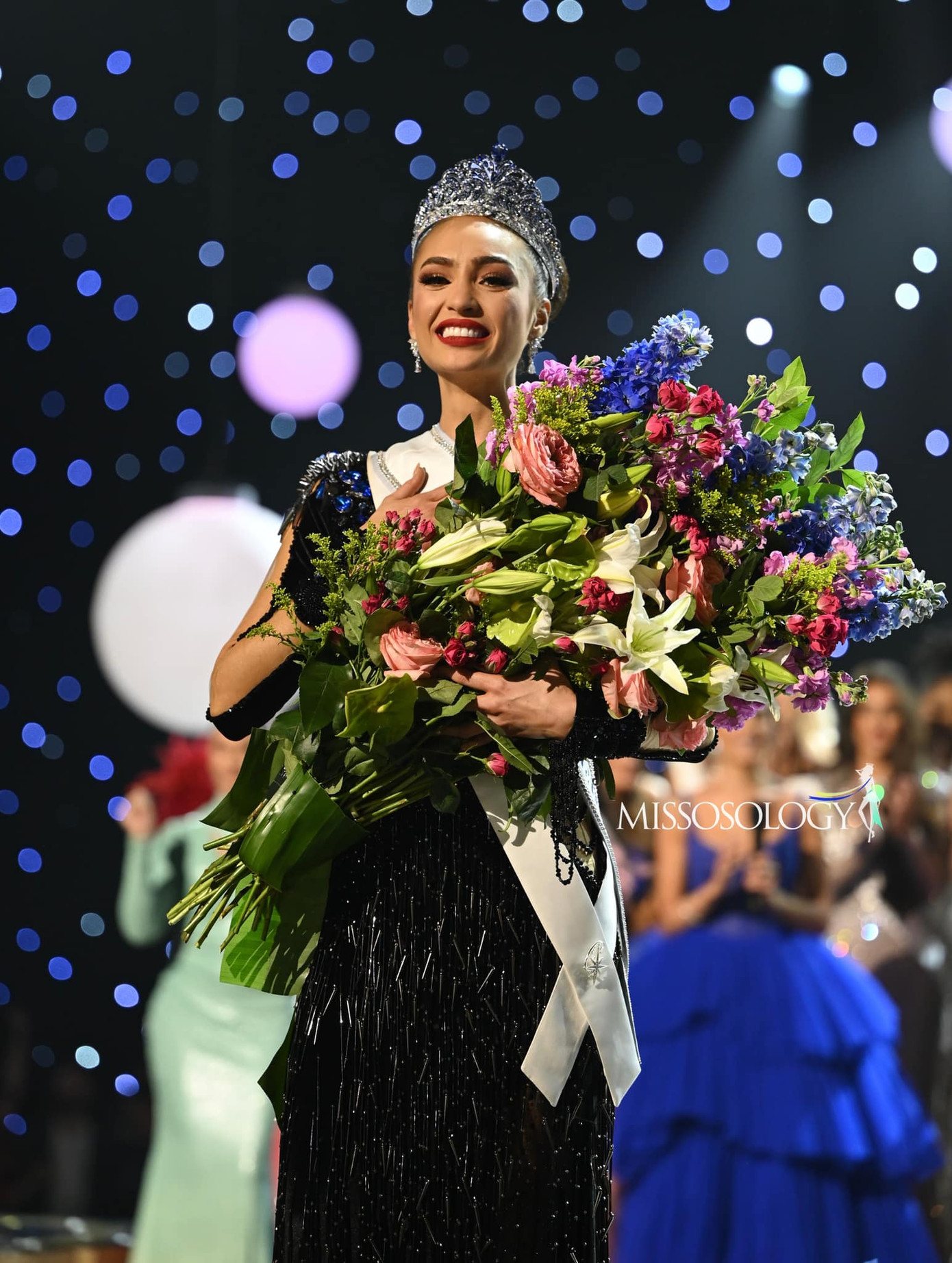 Hoa hậu Mỹ đăng quang Miss Universe nhờ màn thuyết trình ấn tượng. Hoa hậu Mỹ đăng quang Miss Universe nhờ màn thuyết trình ấn tượng.