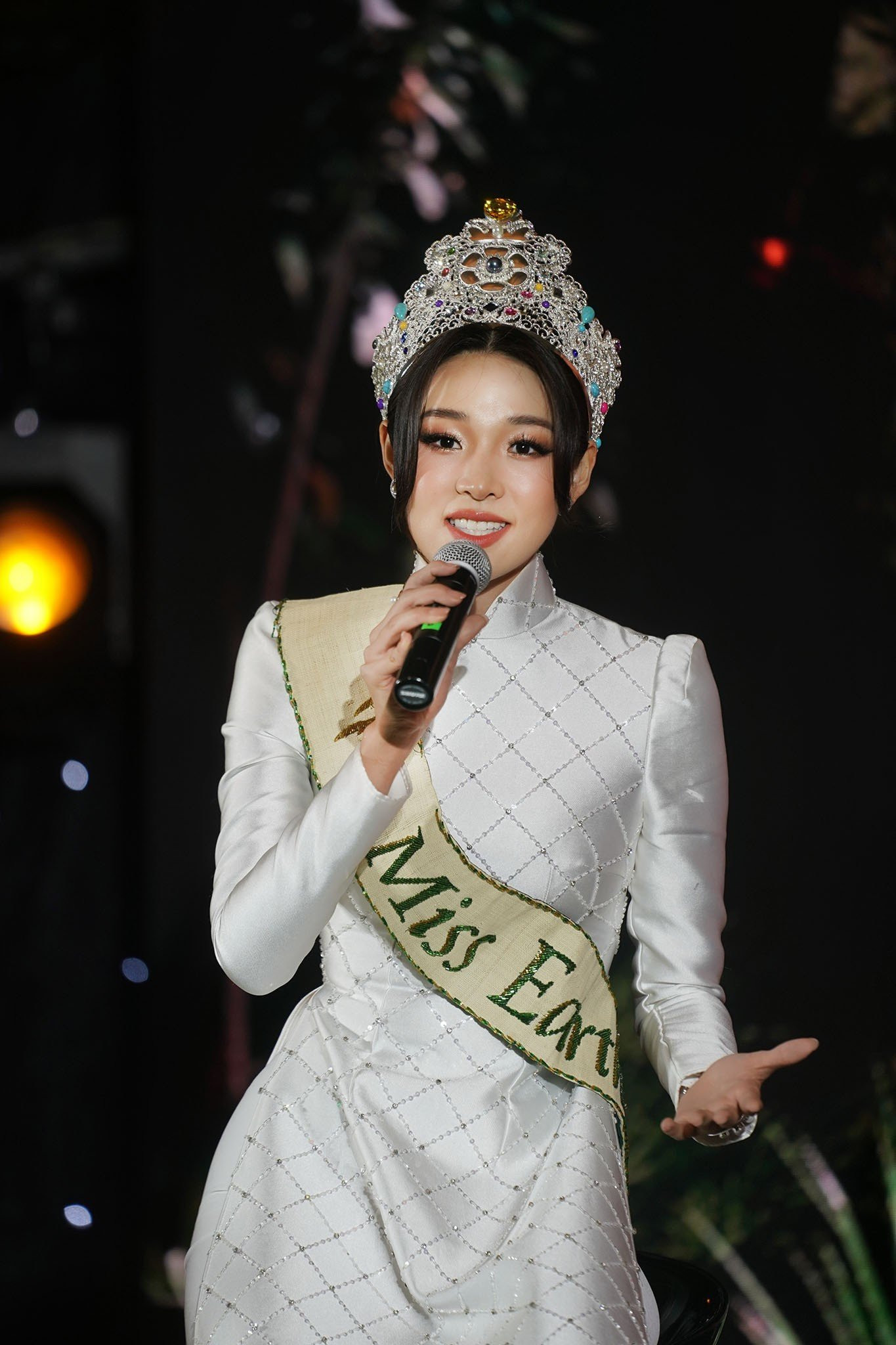 Mina Sue Choi được đánh giá là một trong những đại diện hiếm hoi, hội tụ cả nhan sắc và tài năng mà Hàn Quốc gửi đến cuộc thi sắc đẹp quốc tế những năm gần đây, trước đó có biểu tượng nhan sắc Honey Lee. Người đẹp Hàn Quốc là sinh viên Đại học Illinois (Mỹ) ngành Truyền thông, một trong những đại học luôn nằm trong top đầu về chất lượng giáo dục trên thế giới, cũng như được xem là đại học nghiên cứu công lập lớn nhất tại bang Illinois.