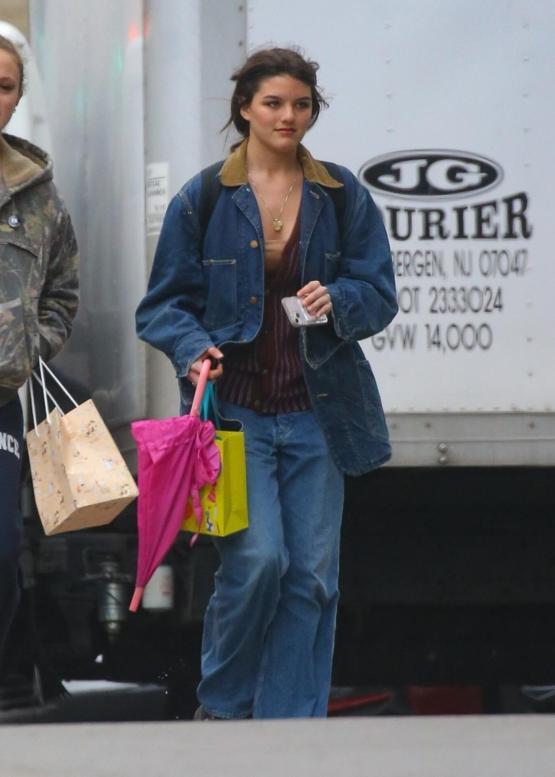 Xuống phố vào ngày mưa, Suri Cruise chọn phong cách denim on denim để giữ ấm. Càng lớn, con gái duy nhất của tài tử Nhiệm vụ bất khả thi ra dáng mỹ nhân. Cô thừa hưởng nét đẹp của mẹ Katie Holmes và người cha nổi tiếng Tom Cruise.