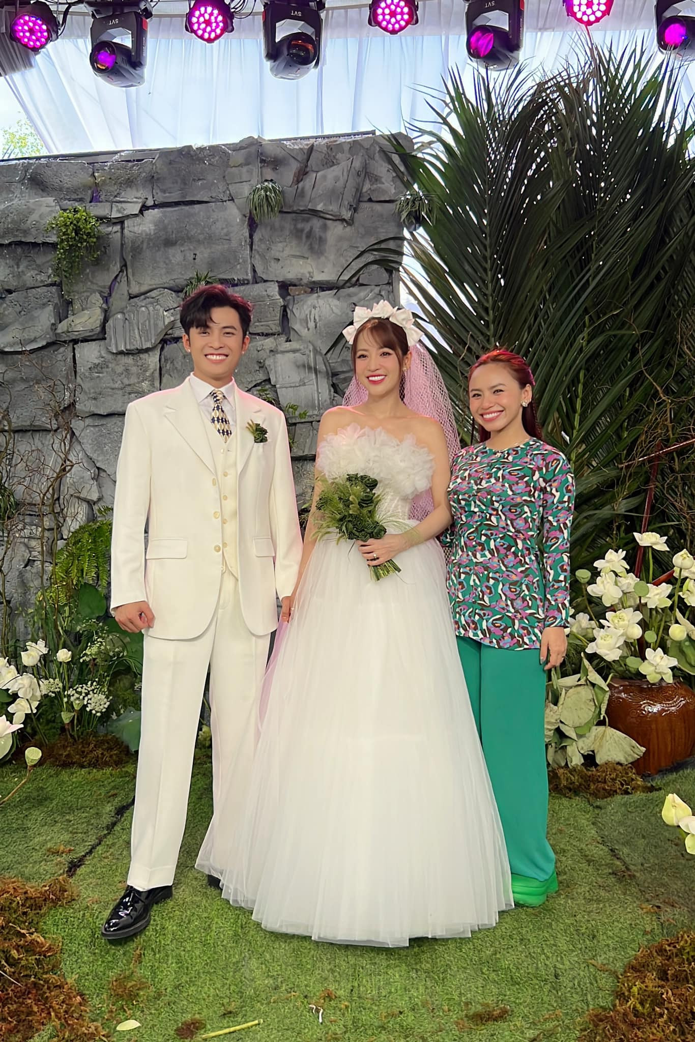 Ngọc Phước là thành viên tiếp theo gia nhập hội vui hết mình cùng Hòa Minzy ở tiệc cưới của Puka và Gin Tuấn Kiệt. Trước đó, cô khá nền nã khi chụp ảnh mừng cô dâu và chú rể tại Đồng Tháp.