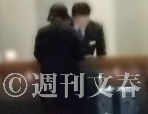 Khoảnh khắc ngoại tình bị bắt gặp của Ryoko Hirosue và đầu bếp Toba Shusaku.