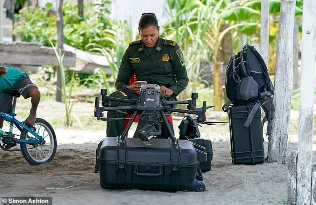 Hình ảnh xe quân sự, trực thăng, lính bắn tỉa thủy quân lục chiến và cảnh sát bảo vệ nhà Sussex từ bên ngoài. Hình ảnh xe quân sự, trực thăng, lính bắn tỉa thủy quân lục chiến và cảnh sát bảo vệ nhà Sussex từ bên ngoài.