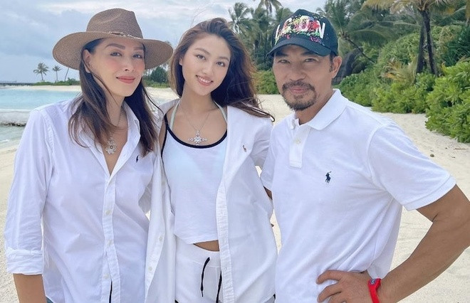 Gia đình ba người của Nhậm Đạt Hoa.