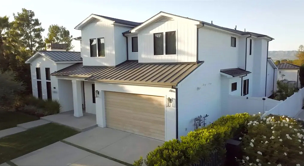 Bên ngoài biệt thự đắt đỏ vùng ngoại ô của cựu Hoa hậu Hoàn vũ. Oliva Culpo mua nhà sau khi yêu cầu thủ bóng bầu dục. Bất động sản rộng gần 500 m2, không gian thoáng.