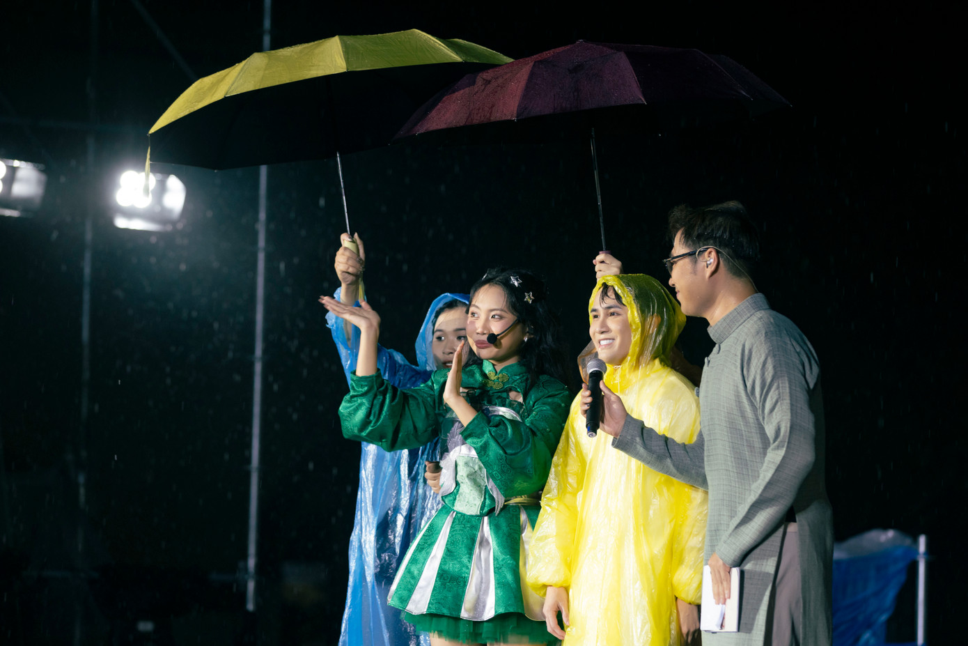 Trước khi phần biểu diễn bắt đầu, Phương Mỹ Chi bật khóc khi được Huỳnh Lập cầm ô che cho hát. Cô nén cảm xúc: "10 năm trước, tôi đã mơ đến một show diễn riêng. Đến hôm nay mọi thứ đã trở thành hiện thực, nhưng tôi không ngờ mọi người lại đông đến như vậy, lại còn đội mưa vì tôi. Phương Mỹ Chi hứa không khóc vì khi khóc thì tôi sẽ không hát được. Tôi nghĩ đây là một ngày không thể quên trong sự nghiệp của mình". Trước khi phần biểu diễn bắt đầu, Phương Mỹ Chi bật khóc khi được Huỳnh Lập cầm ô che cho hát. Cô nén cảm xúc: "10 năm trước, tôi đã mơ đến một show diễn riêng. Đến hôm nay mọi thứ đã trở thành hiện thực, nhưng tôi không ngờ mọi người lại đông đến như vậy, lại còn đội mưa vì tôi. Phương Mỹ Chi hứa không khóc vì khi khóc thì tôi sẽ không hát được. Tôi nghĩ đây là một ngày không thể quên trong sự nghiệp của mình".