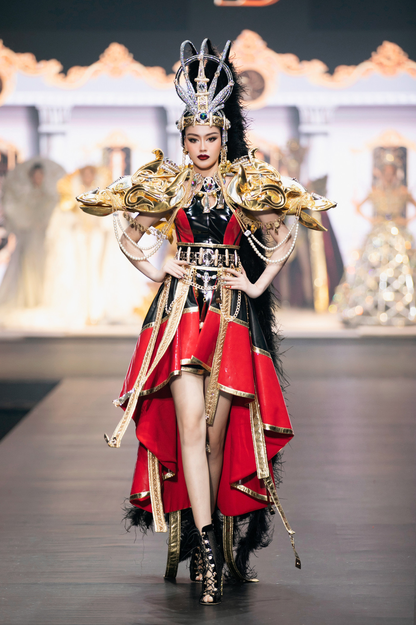 Thiết kế mang đậm hình ảnh chiến binh châu Âu của Á hậu Thanh Ngân.